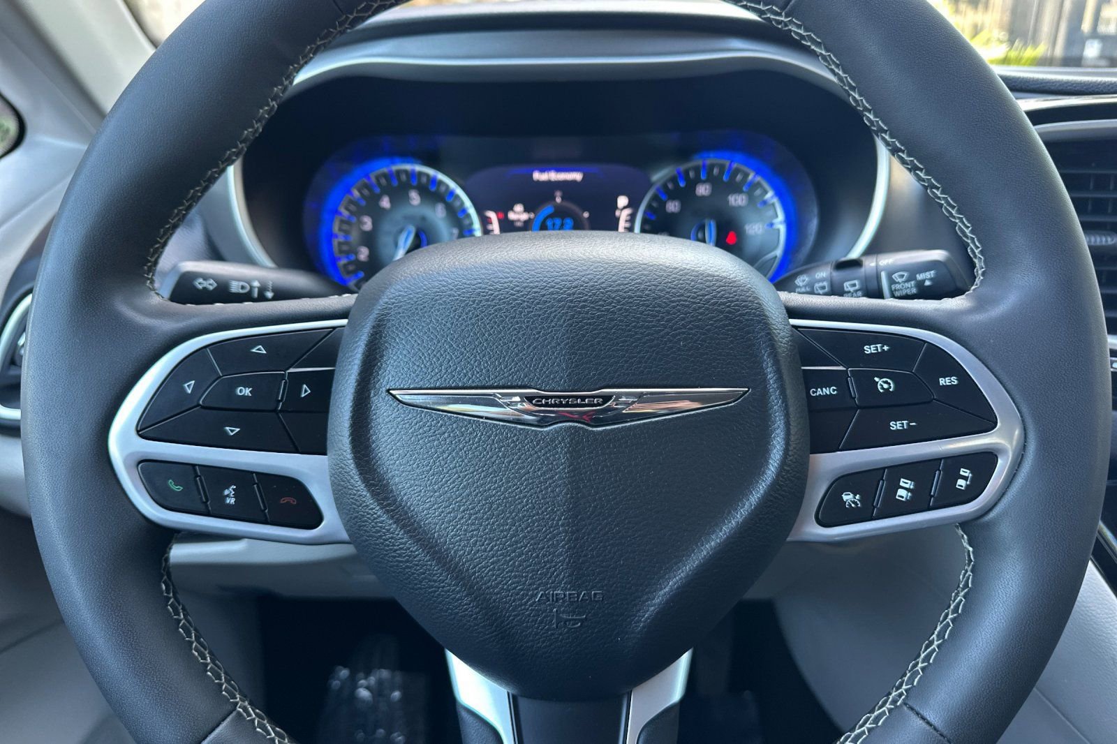 Used 2023 Chrysler Pacifica Touring-L image 23