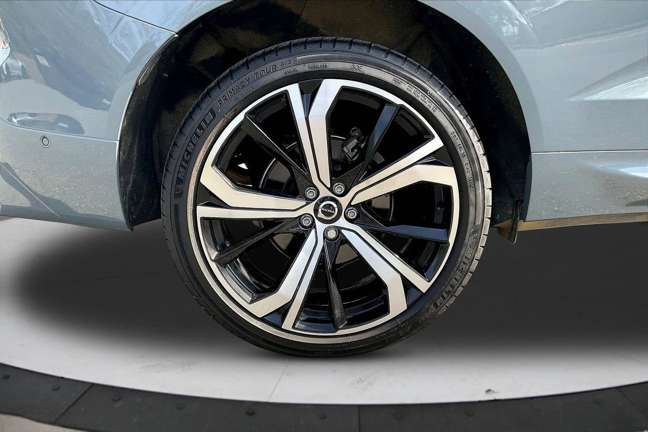Used 2022 Volvo XC60 B5 R-Design w/ Advanced Package image 37