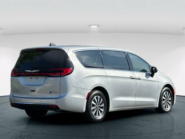 Used 2023 Chrysler Pacifica Touring-L FWD image 6