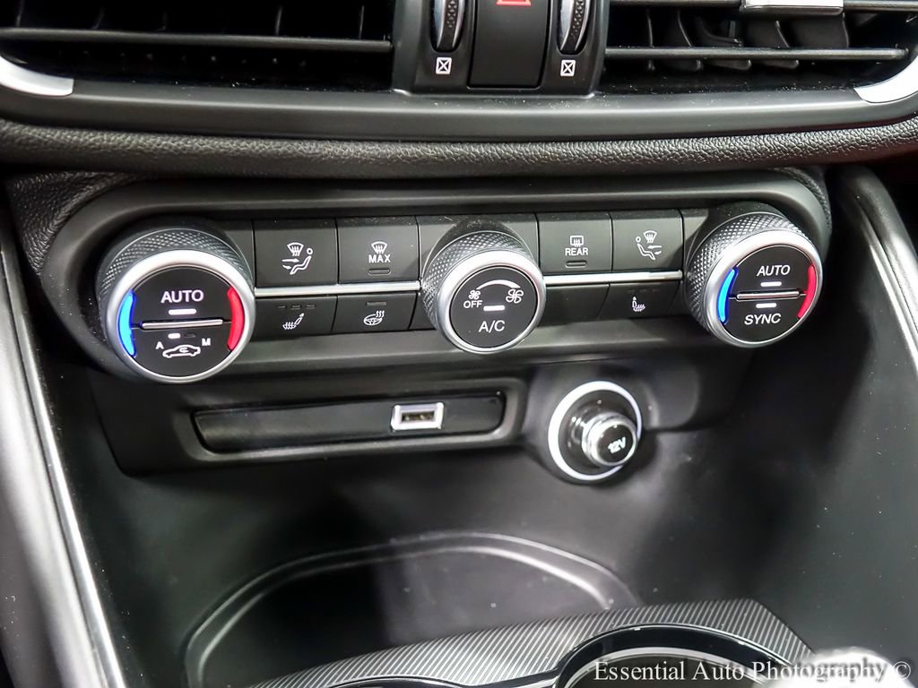 Used 2022 Alfa Romeo Giulia Veloce AWD/4WD image 18