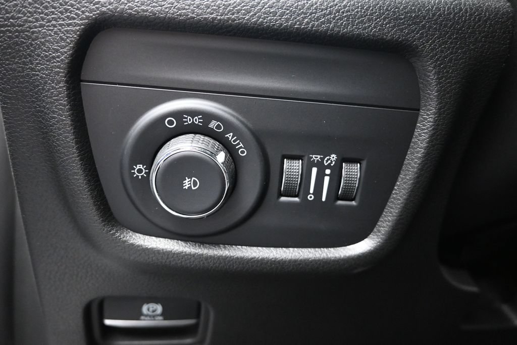 Used 2024 Jeep Grand Cherokee Limited w/ Black Appearance Package AWD/4WD image 12