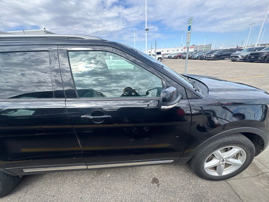Used 2016 Ford Explorer XLT w/ Equipment Group 202A AWD/4WD image 9