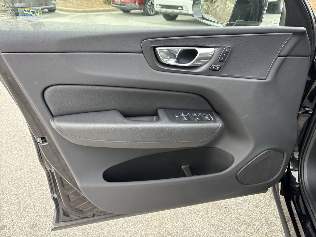 Used 2022 Volvo XC60 B5 Momentum w/ Climate Package image 23