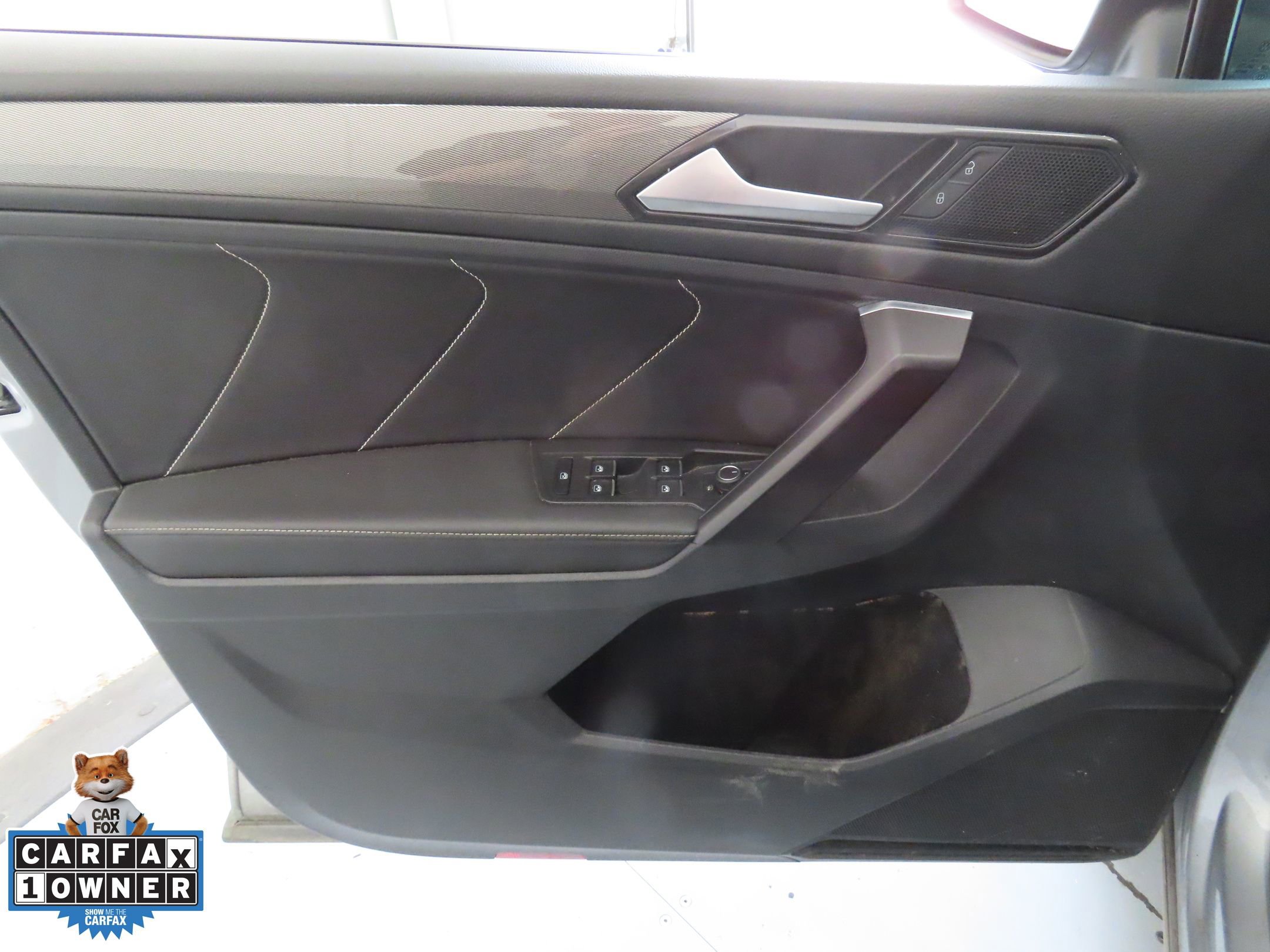 Used 2022 Volkswagen Tiguan SE w/ Panoramic Sunroof Package FWD image 9