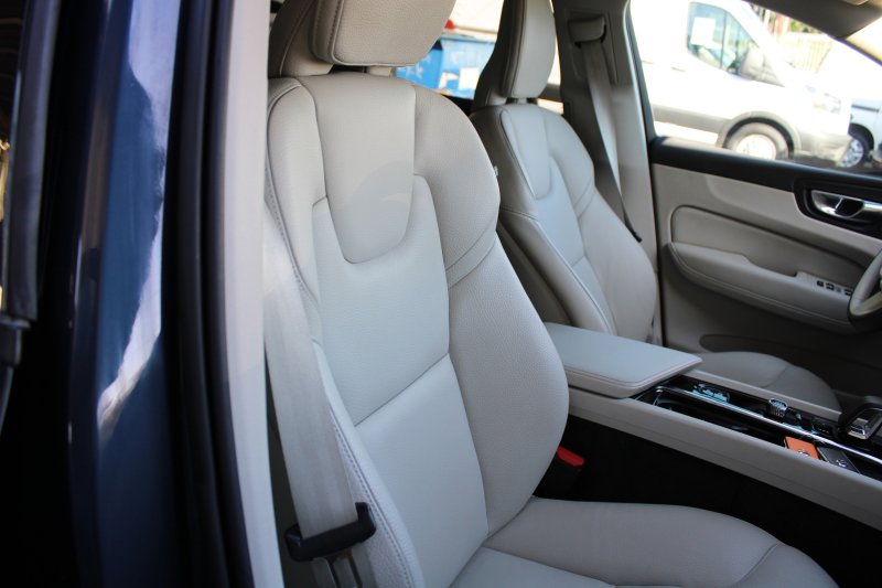 Used 2022 Volvo XC60 B5 Momentum image 9