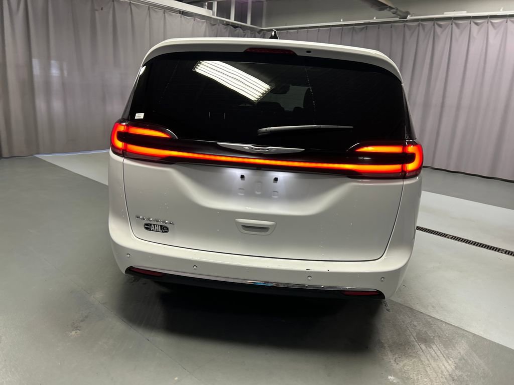 Used 2025 Chrysler Pacifica Select w/ Uconnect Theater Family Group image 6