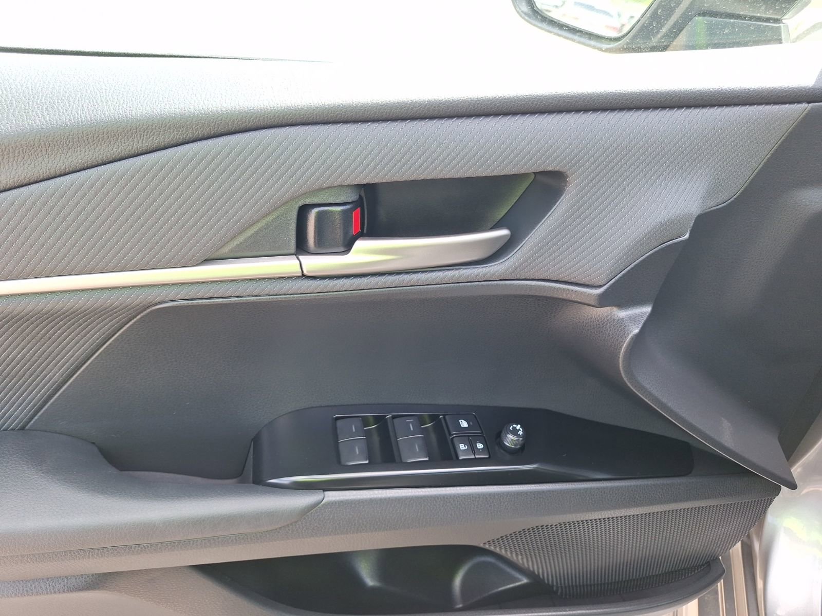 Used 2025 Toyota Camry SE w/ Convenience Package FWD image 17