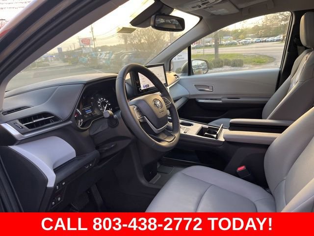 Used 2025 Toyota Sienna XLE image 6