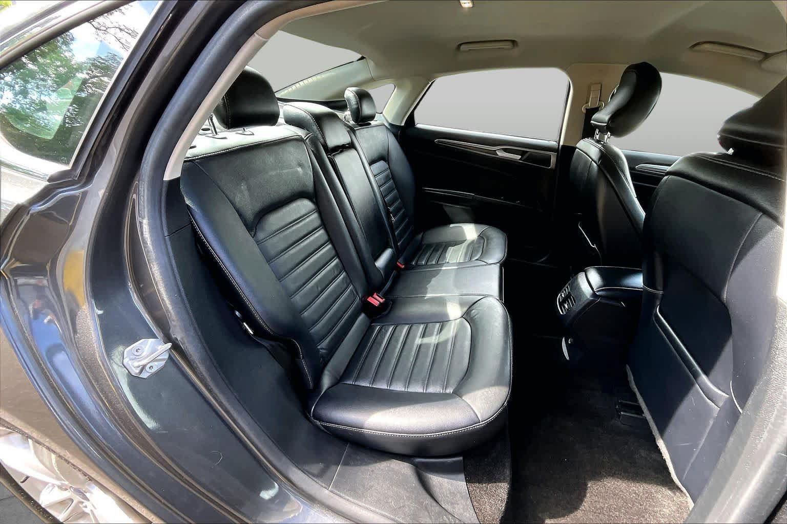 Used 2018 Ford Fusion SE w/ Fusion SE Technology Package FWD image 20