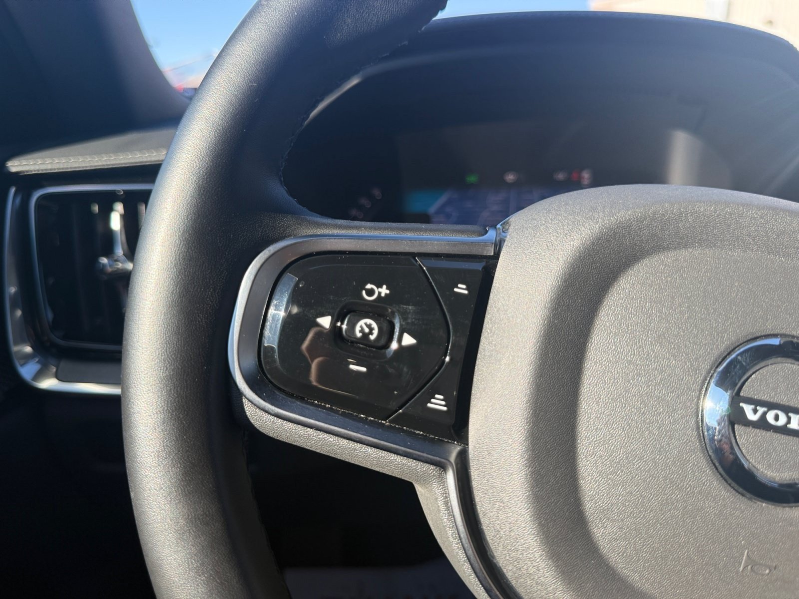 Used 2025 Volvo V60 B5 Cross Country Ultra AWD/4WD image 17