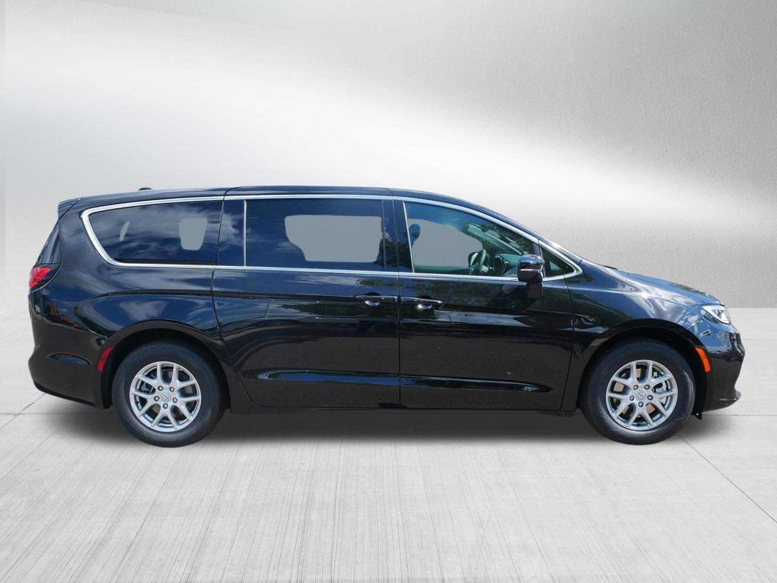 New 2026 Chrysler Pacifica Select image 8