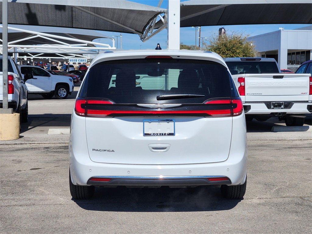Used 2025 Chrysler Pacifica Select image 38