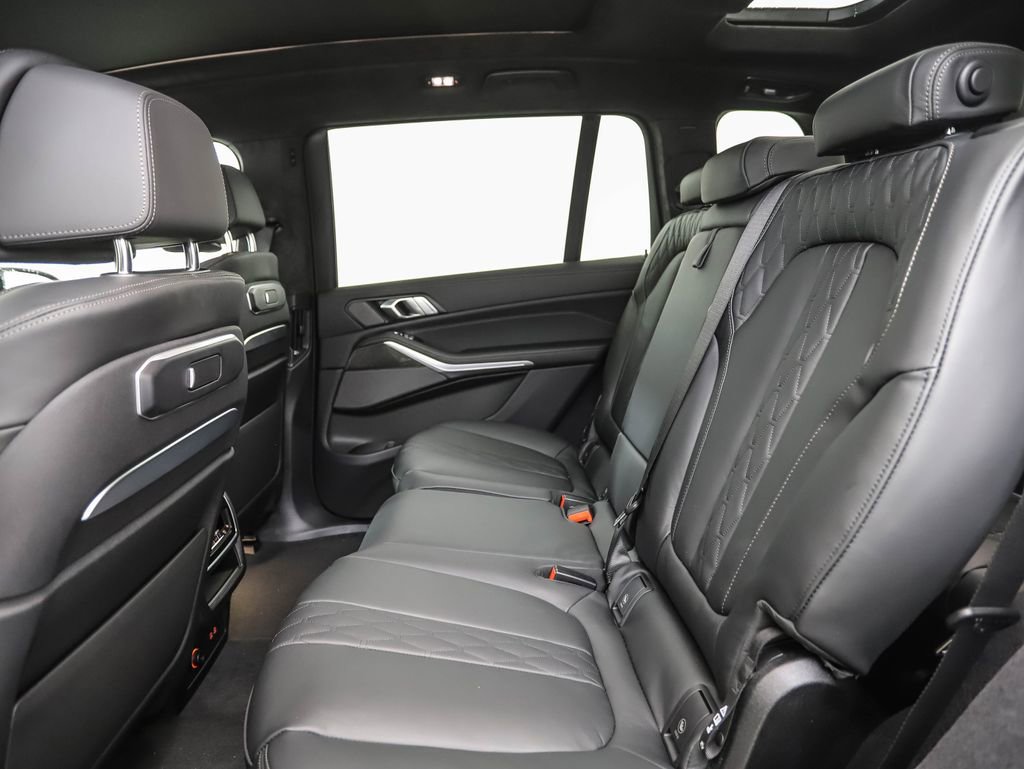 Used 2025 BMW X7 M60i image 21