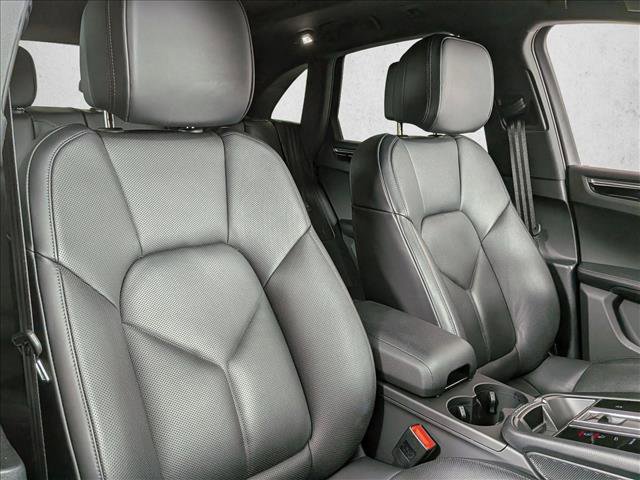Certified 2025 Porsche Macan AWD/4WD image 24