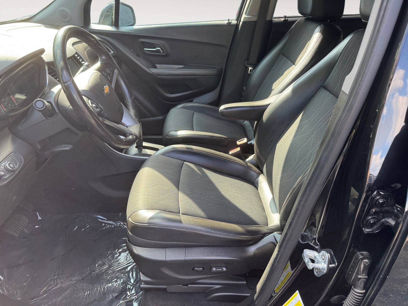 Used 2020 Chevrolet Trax LT w/ LT Convenience Package FWD image 9