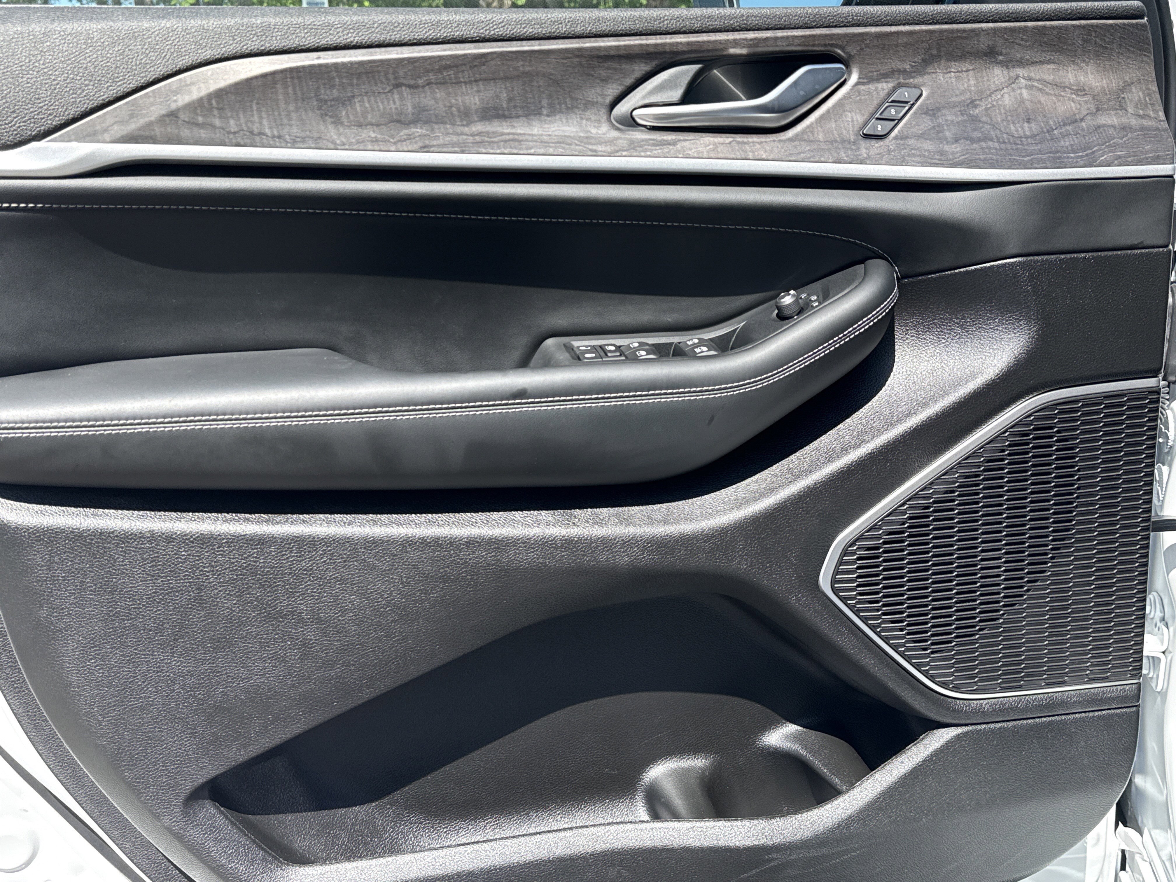 Used 2026 Jeep Grand Cherokee Limited Reserve AWD/4WD image 13