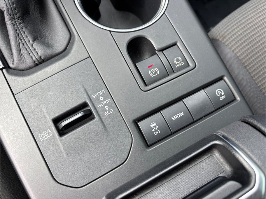 Used 2020 Toyota Highlander LE FWD image 28
