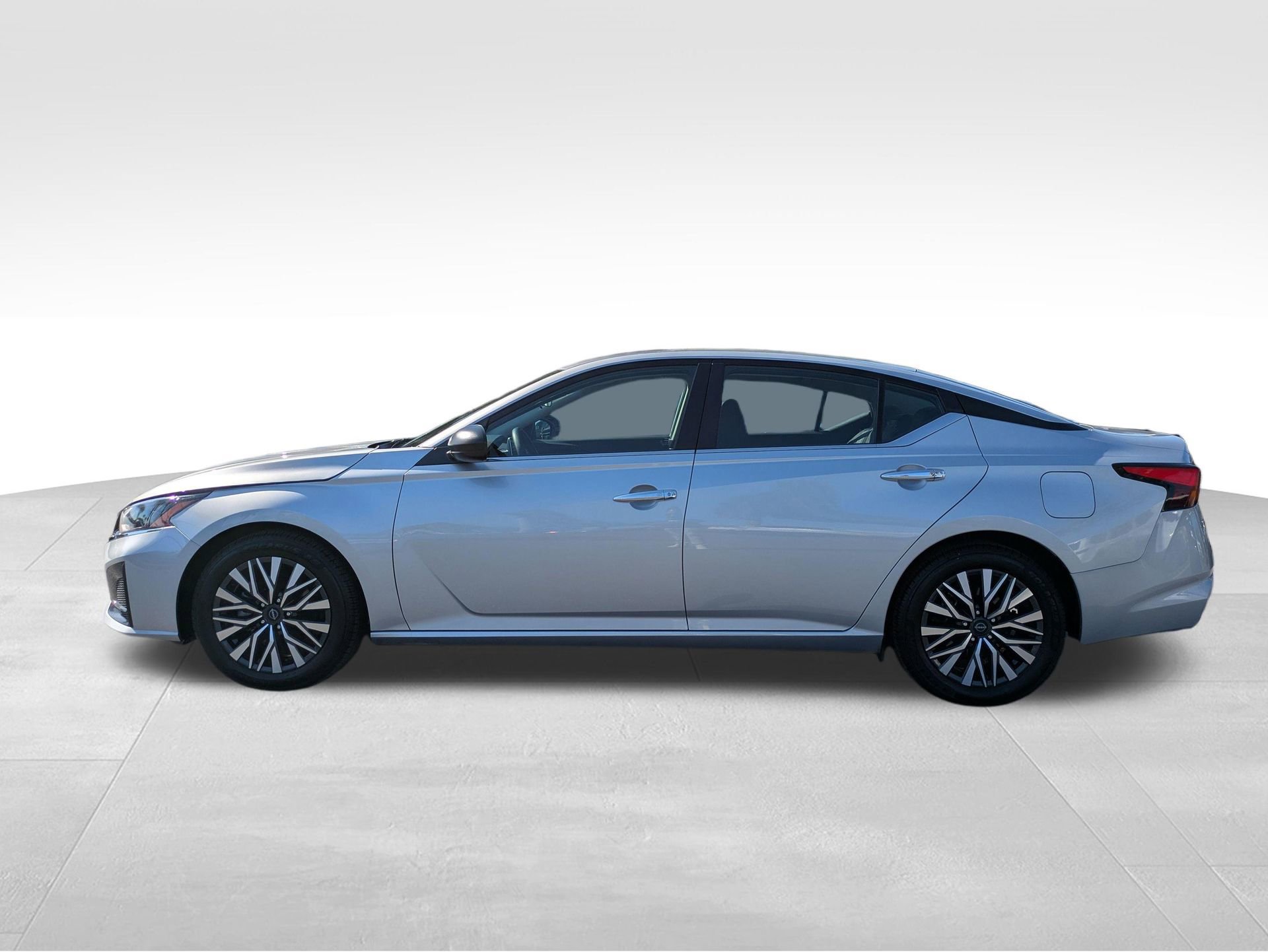 Used 2024 Nissan Altima 2.5 SV image 8