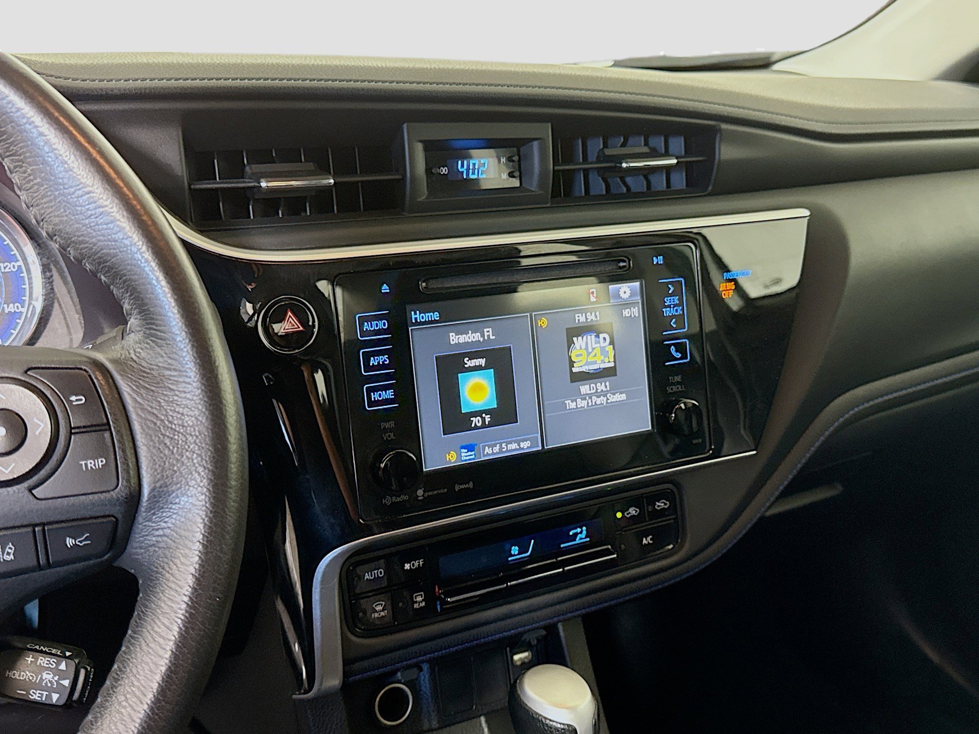 Used 2018 Toyota Corolla SE w/ SE Premium Package FWD image 18