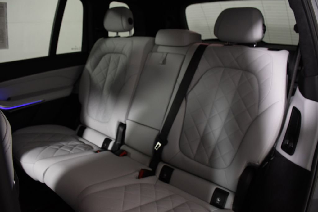 Used 2024 BMW X7 xDrive40i w/ Premium Package image 27