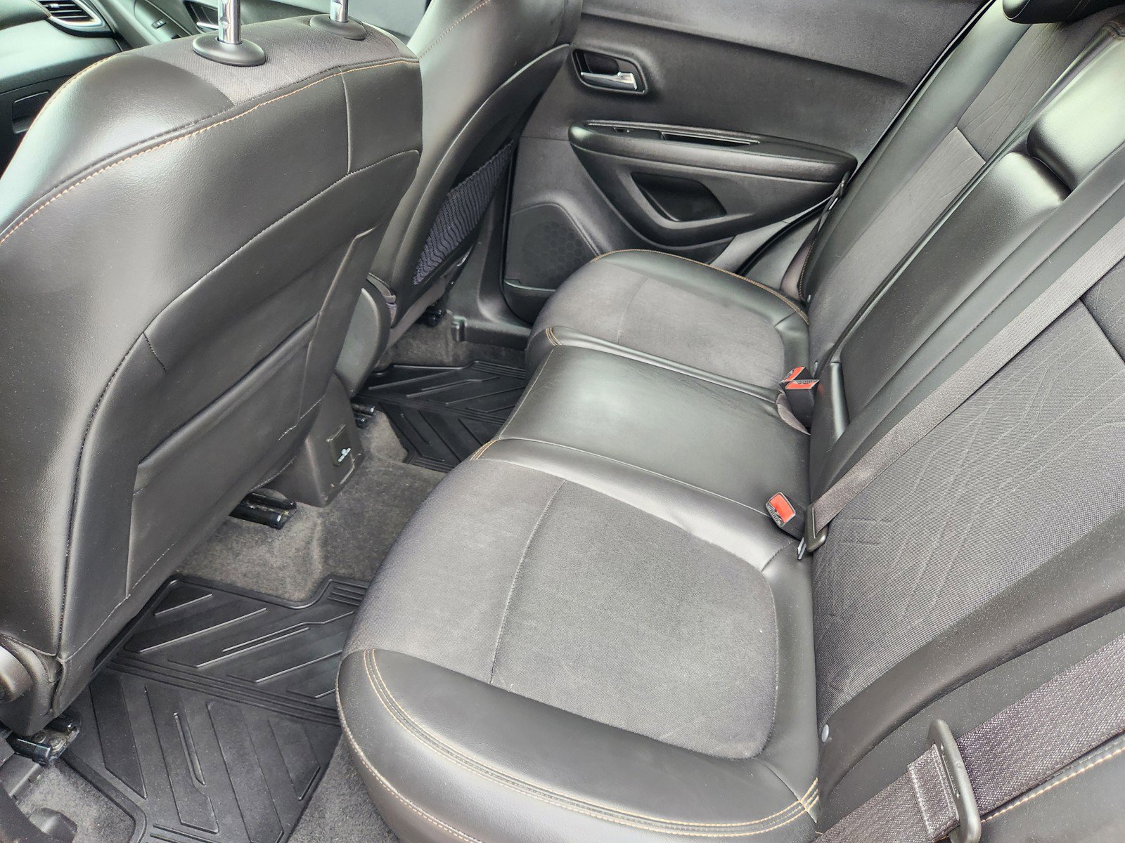 Used 2020 Chevrolet Trax LT w/ LT Convenience Package FWD image 12