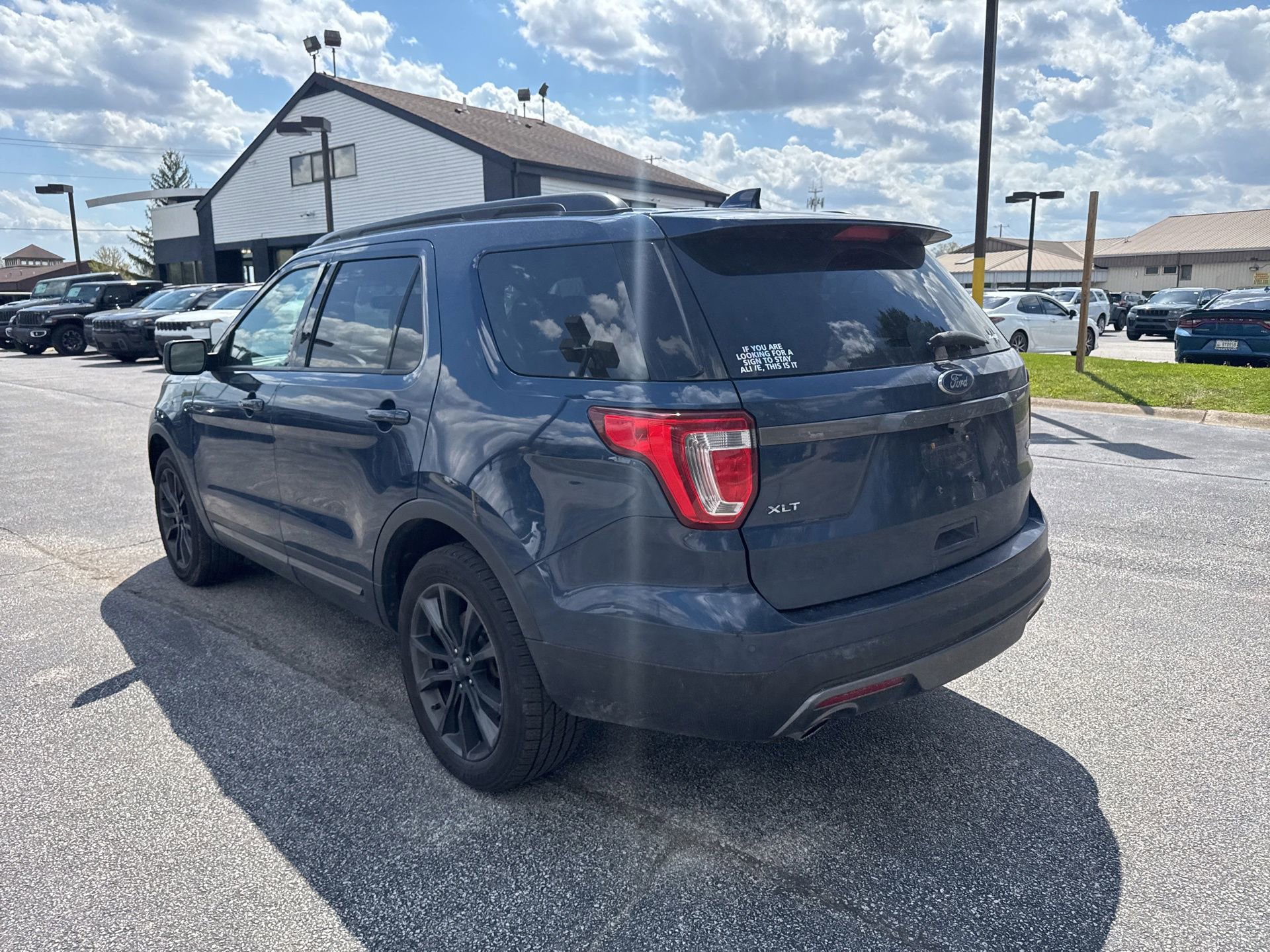 Used 2017 Ford Explorer XLT w/ Equipment Group 202A AWD/4WD image 10