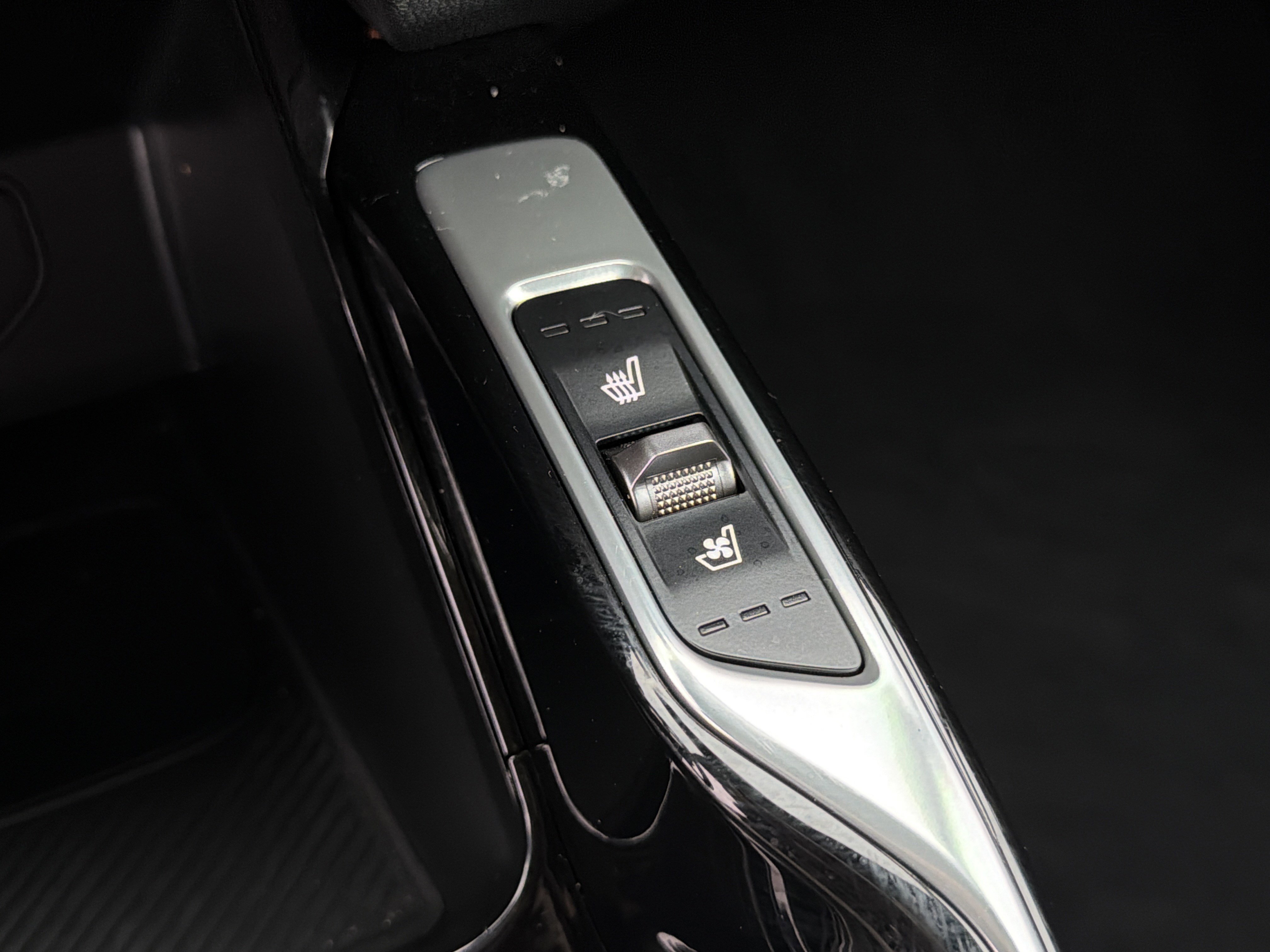 Used 2025 Kia Sorento SX image 33