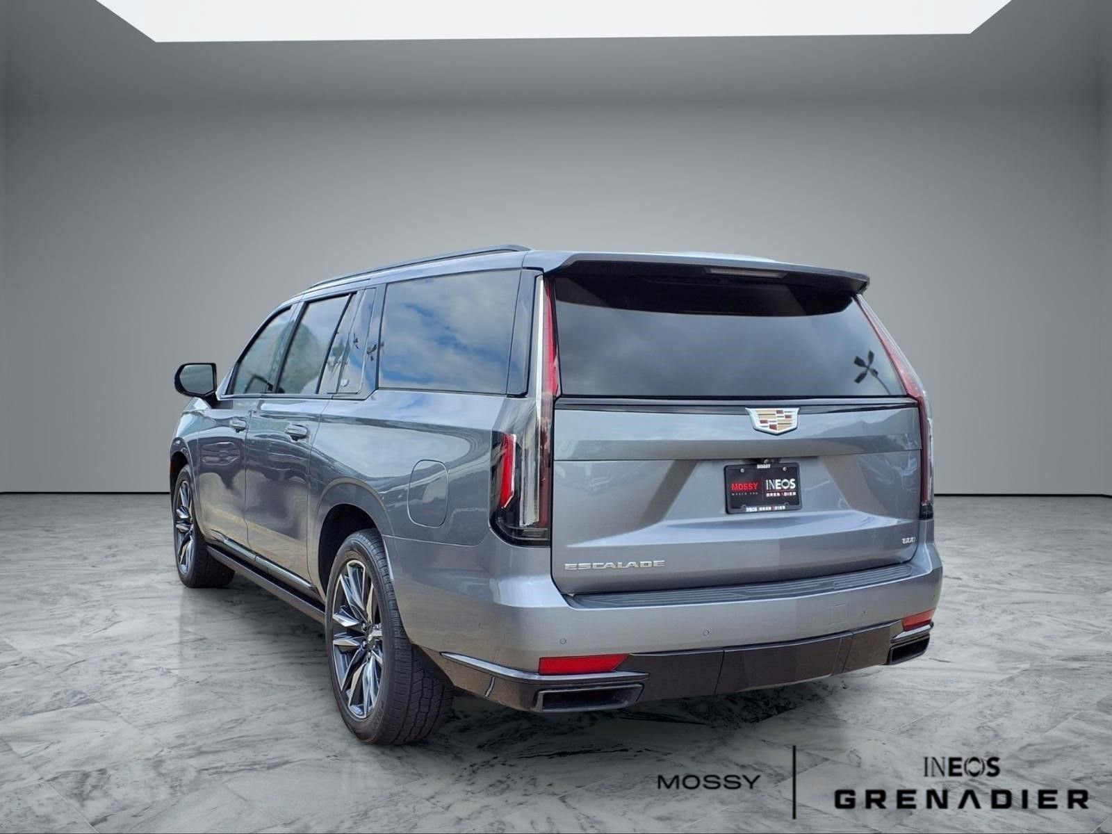 Used 2021 Cadillac Escalade ESV Sport Platinum AWD/4WD image 2