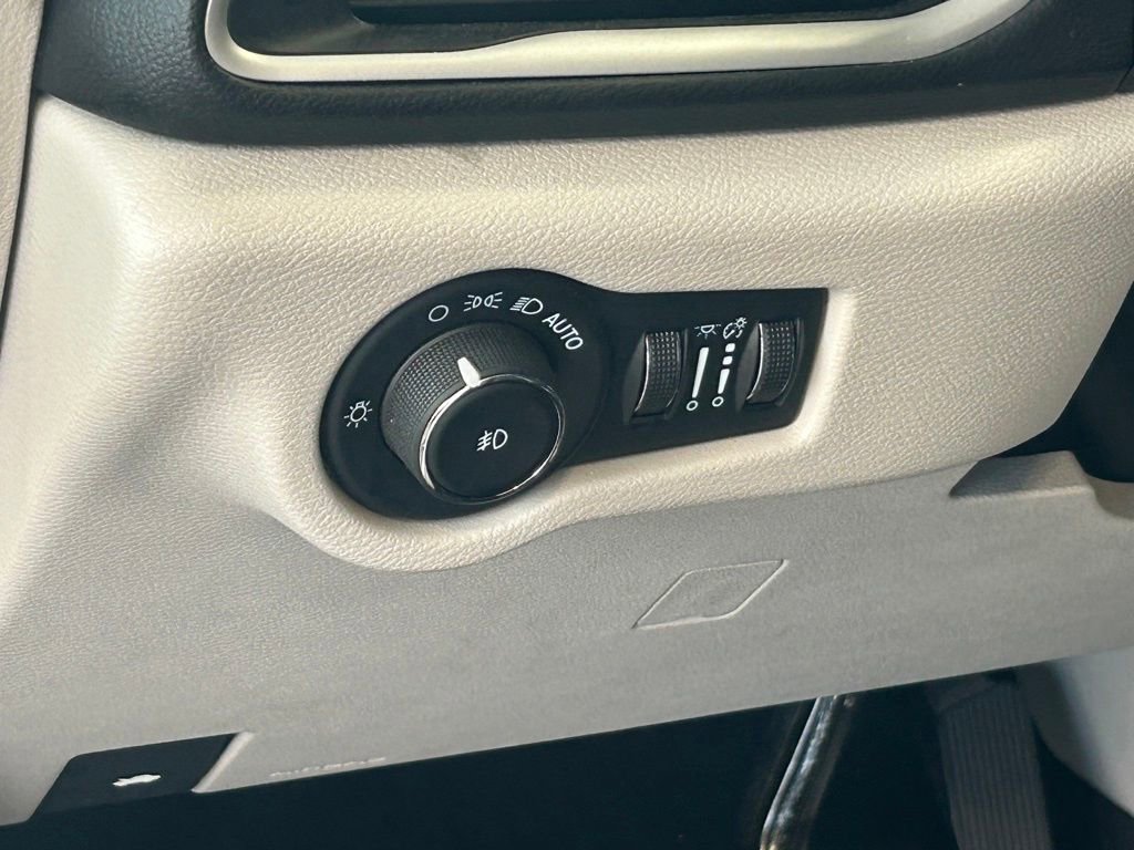 Used 2024 Chrysler Pacifica Touring-L image 36