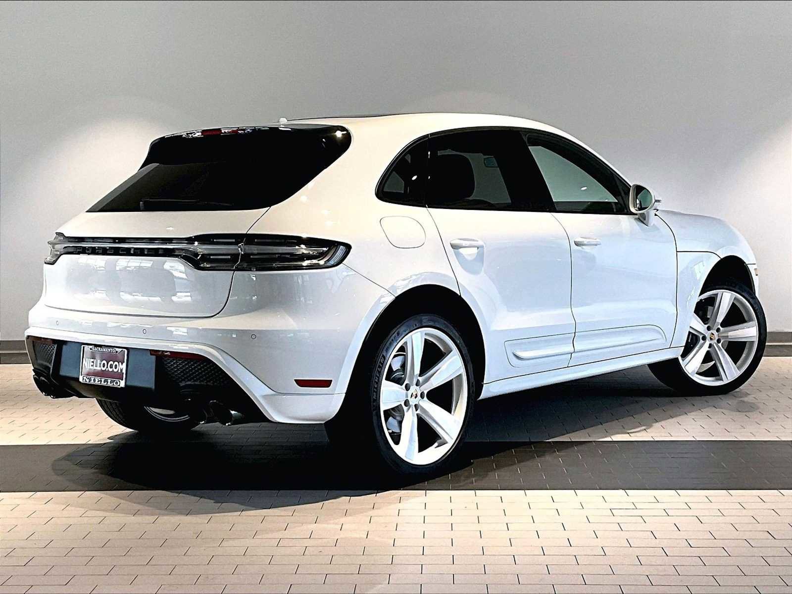 Used 2025 Porsche Macan image 10