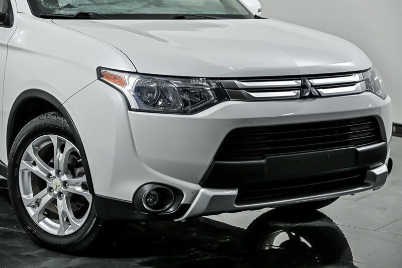 Used 2015 Mitsubishi Outlander SE AWD/4WD image 2