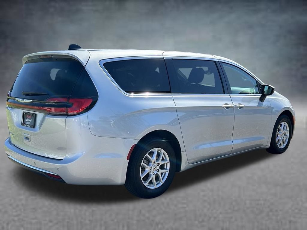Used 2023 Chrysler Pacifica Touring-L FWD image 5