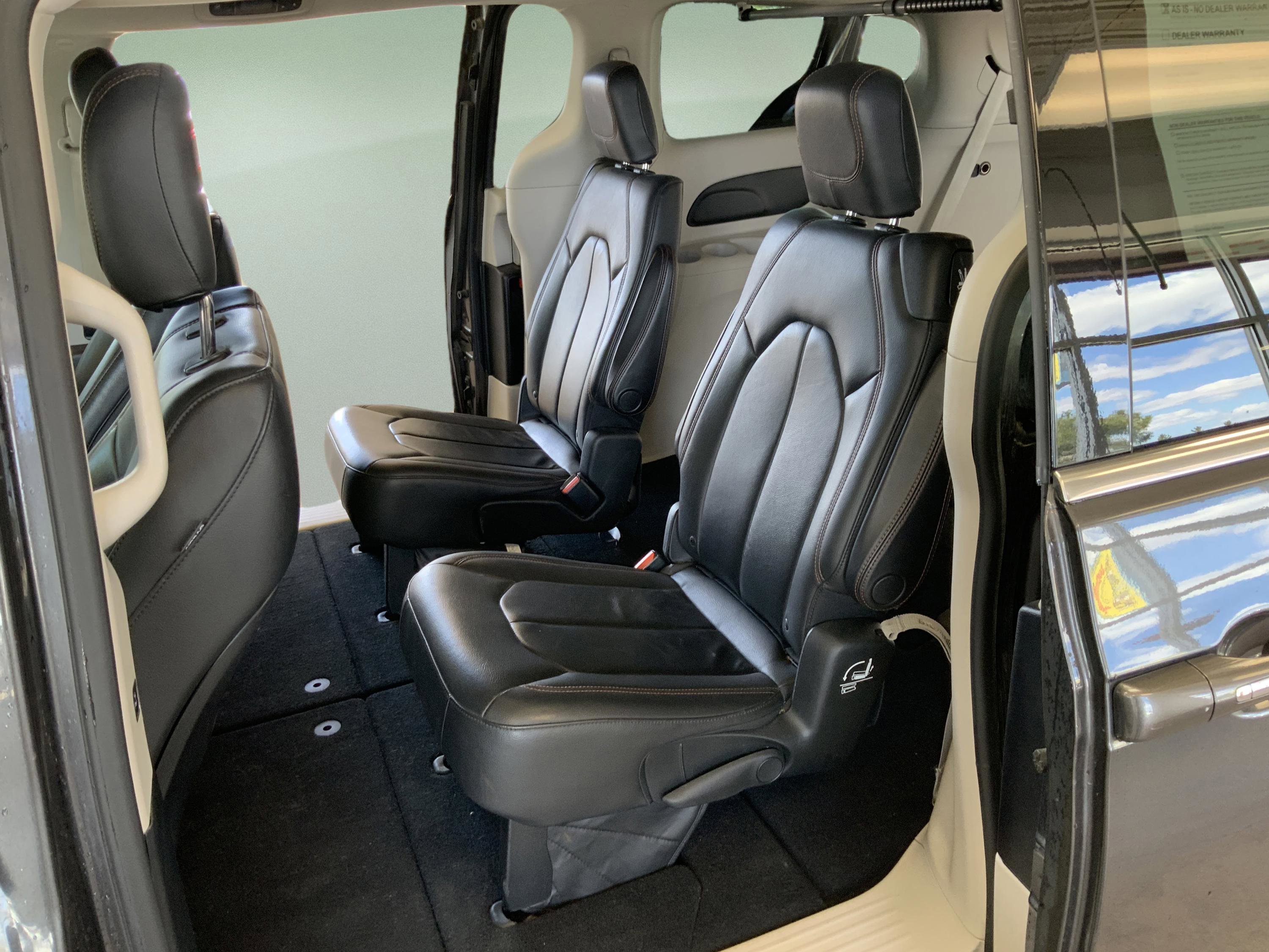Used 2017 Chrysler Pacifica Touring-L FWD image 16