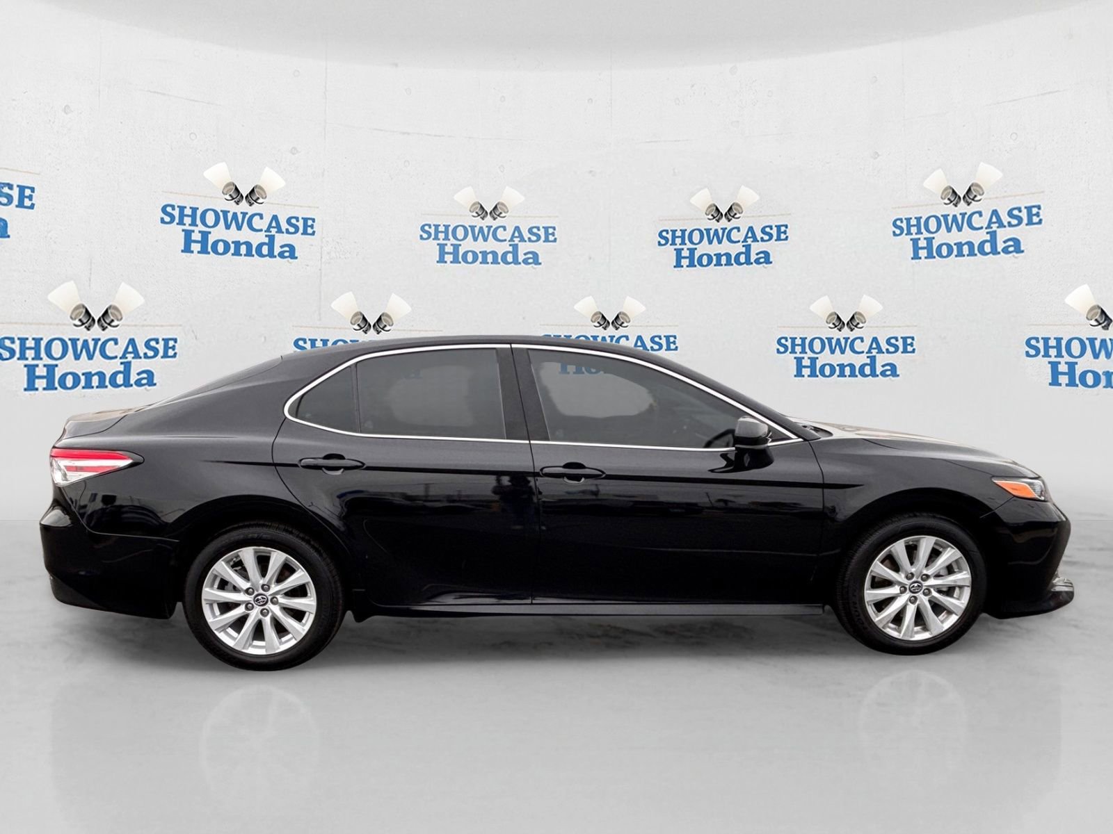Used 2018 Toyota Camry LE FWD image 9