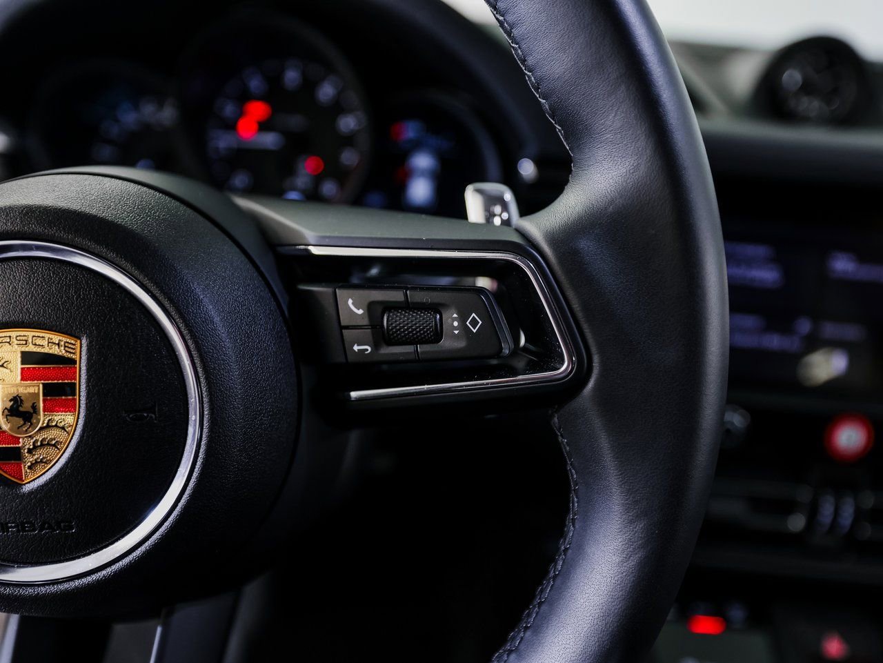 Certified 2025 Porsche Macan AWD/4WD image 16