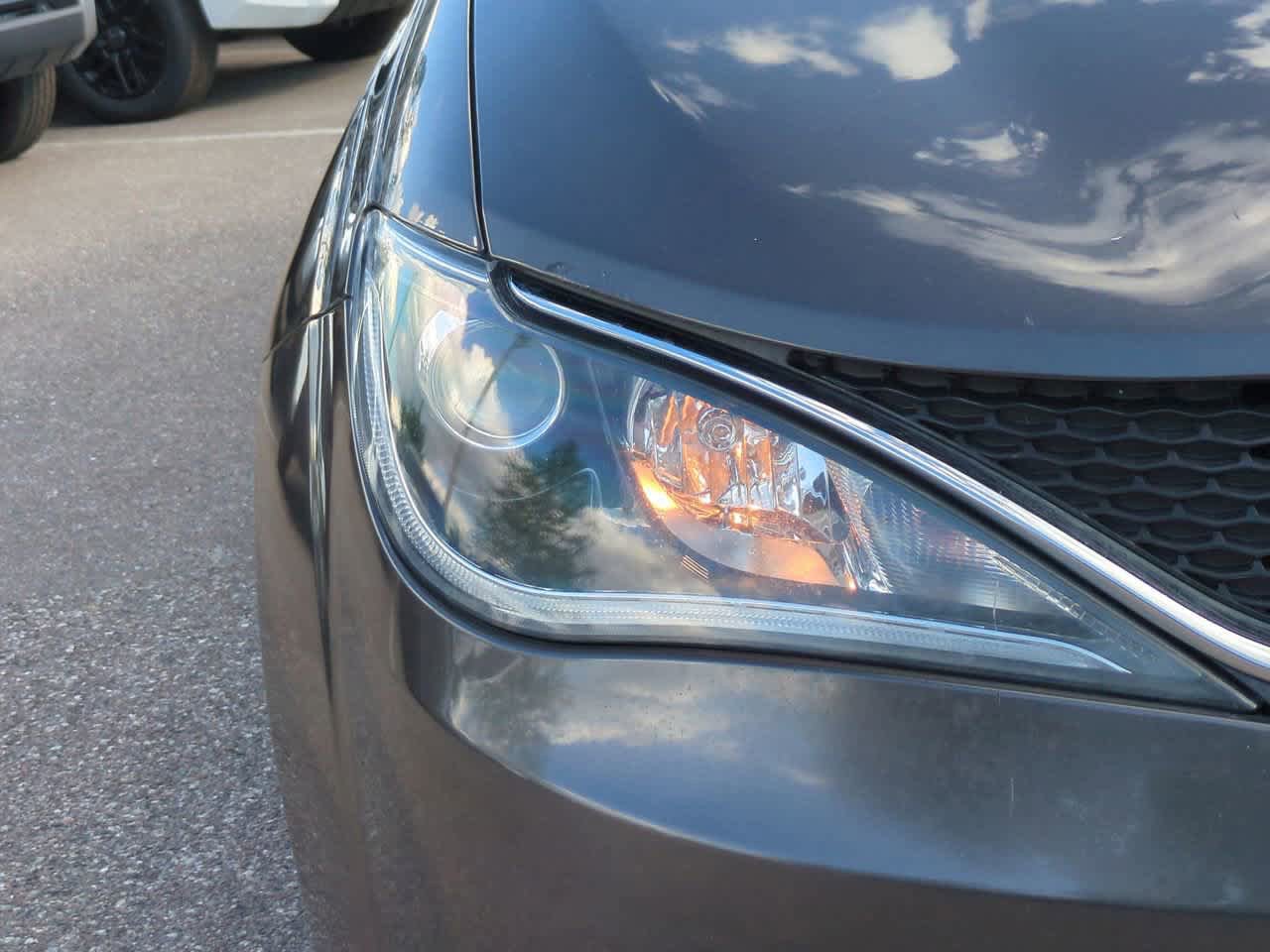 Used 2017 Chrysler Pacifica Touring-L FWD image 10