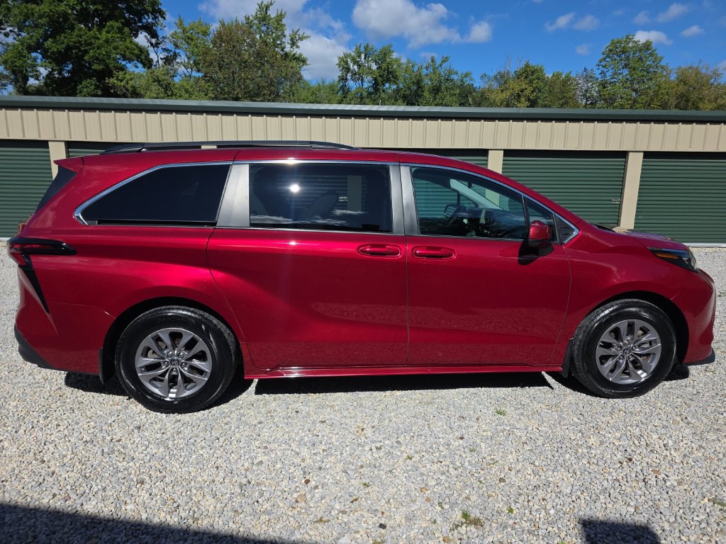 Certified 2024 Toyota Sienna LE AWD/4WD image 7
