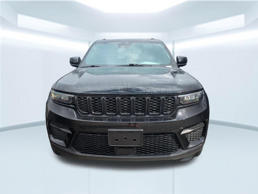Used 2025 Jeep Grand Cherokee Altitude RWD image 11