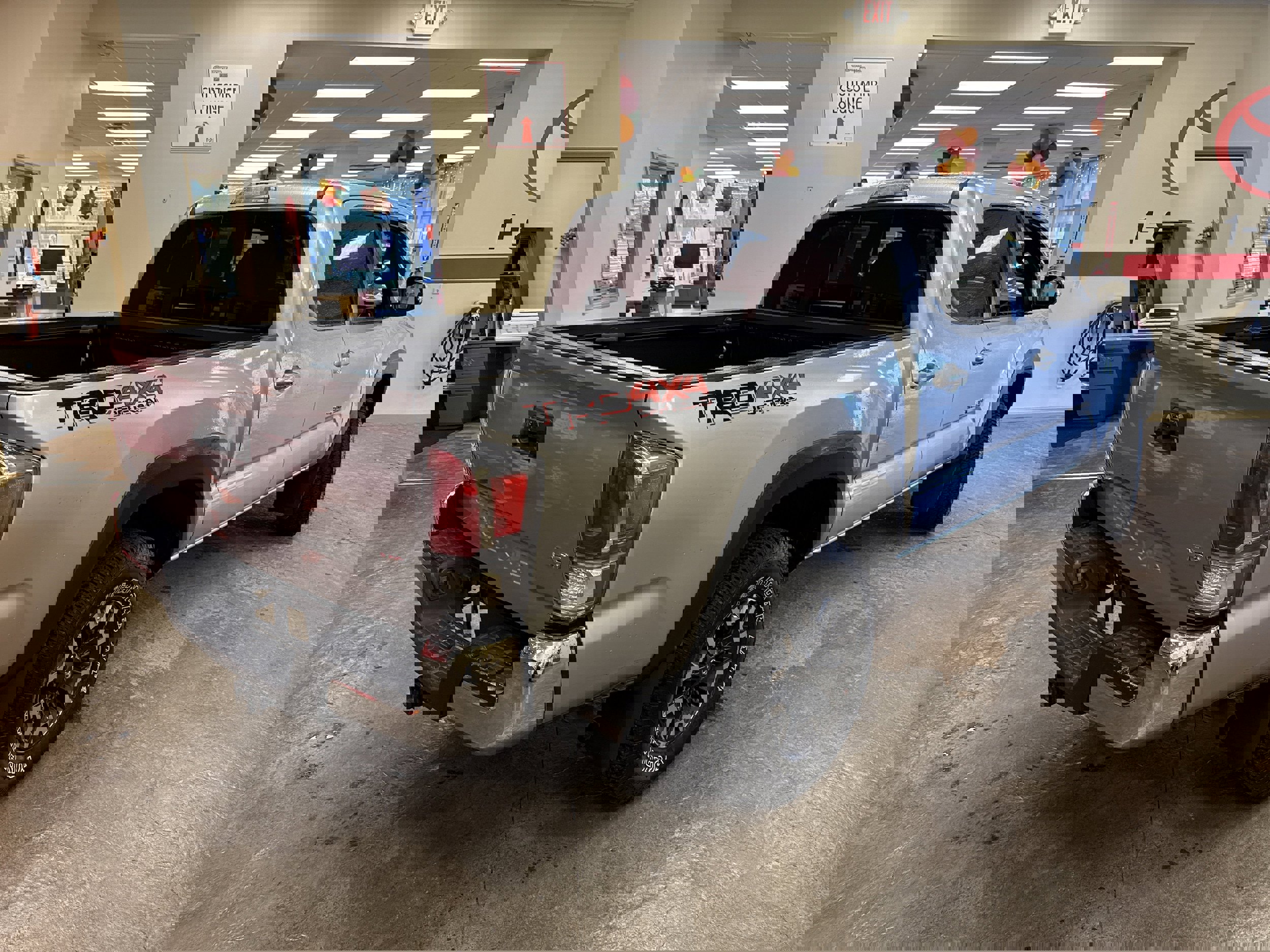 Used 2022 Toyota Tacoma TRD Off-Road AWD/4WD image 11