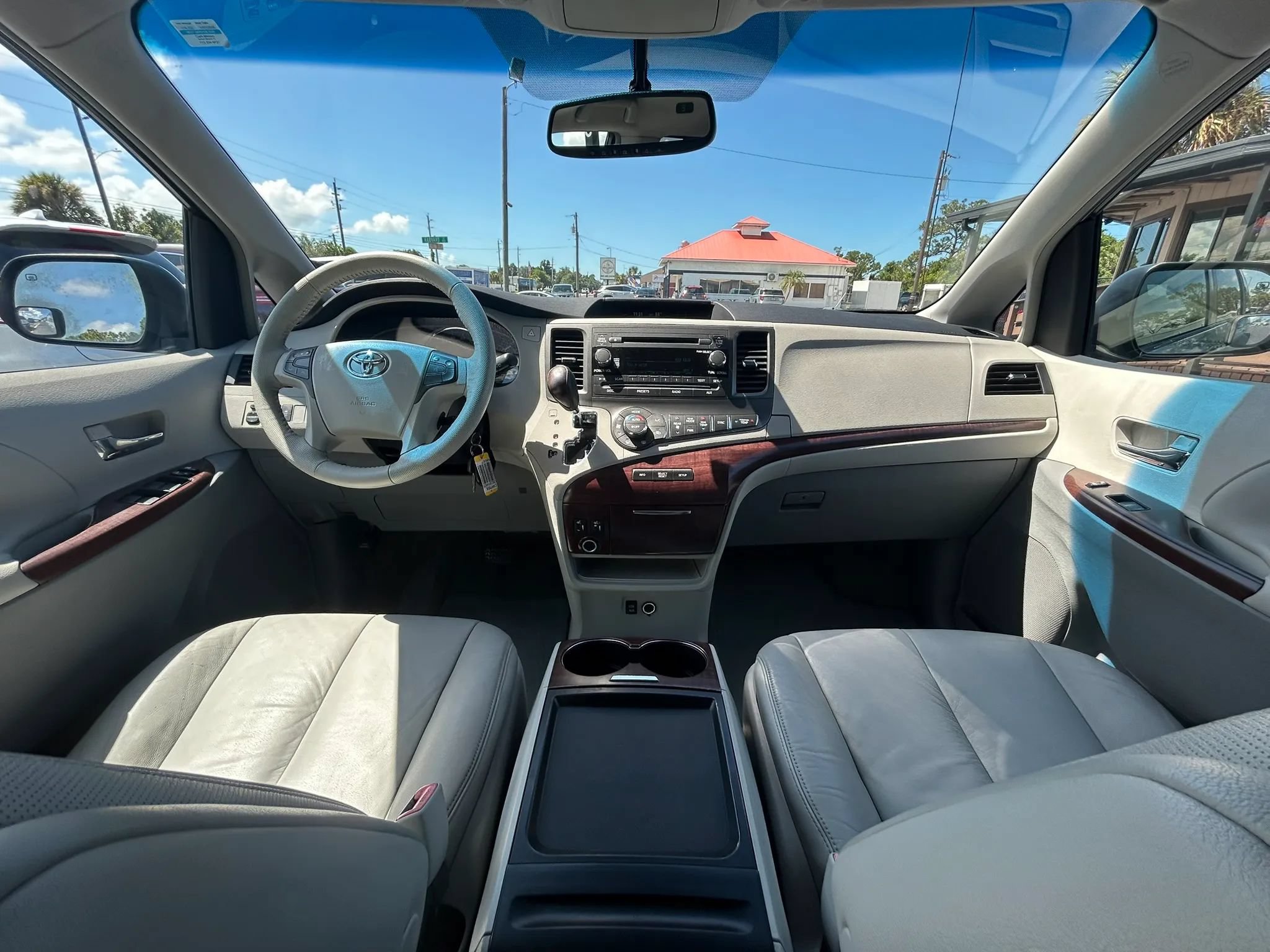 Used 2011 Toyota Sienna XLE FWD image 17