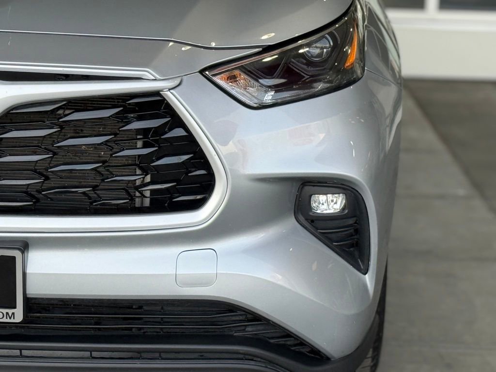 Used 2024 Toyota Highlander XLE AWD/4WD image 6