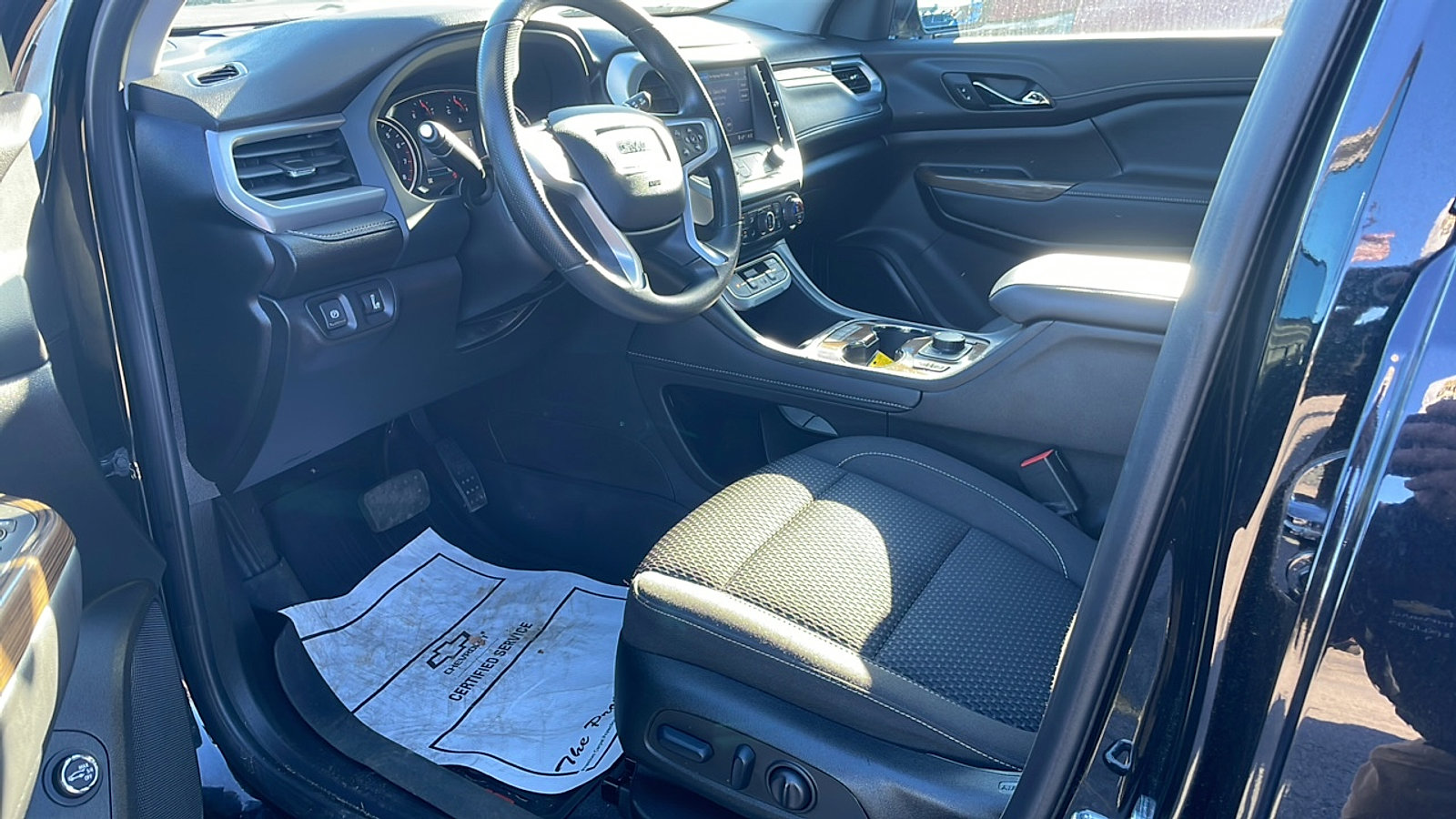 Used 2023 GMC Acadia SLE w/ Driver Convenience Package image 8