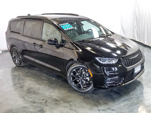 Used 2025 Chrysler Pacifica Limited FWD image 6