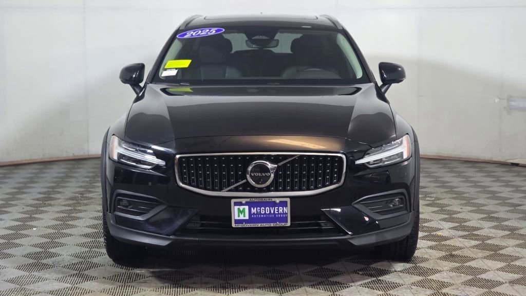 Used 2025 Volvo V60 B5 Cross Country Plus image 10