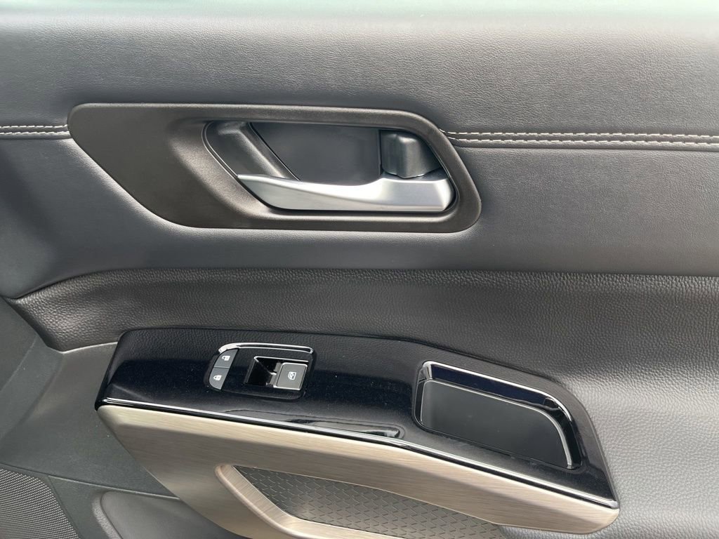 Used 2025 Nissan Pathfinder Platinum w/ Cargo Package image 55