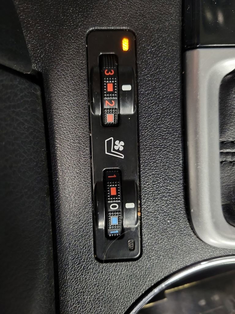 Used 2015 Toyota Highlander Limited image 16