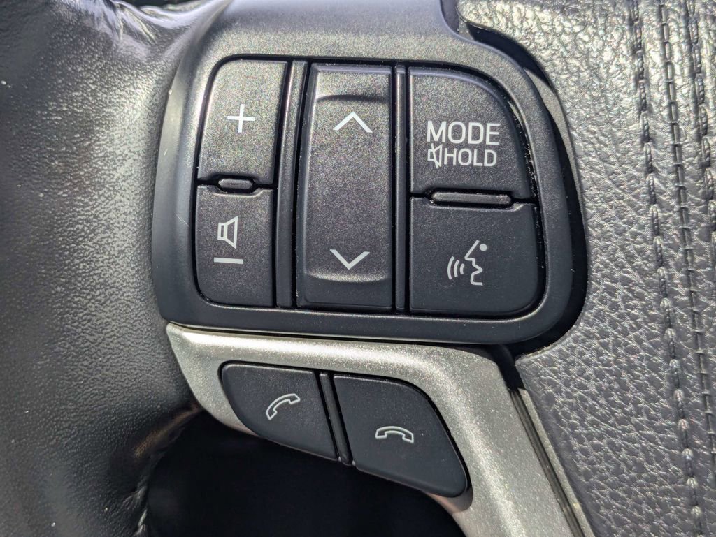 Used 2017 Toyota Highlander Limited AWD/4WD image 28
