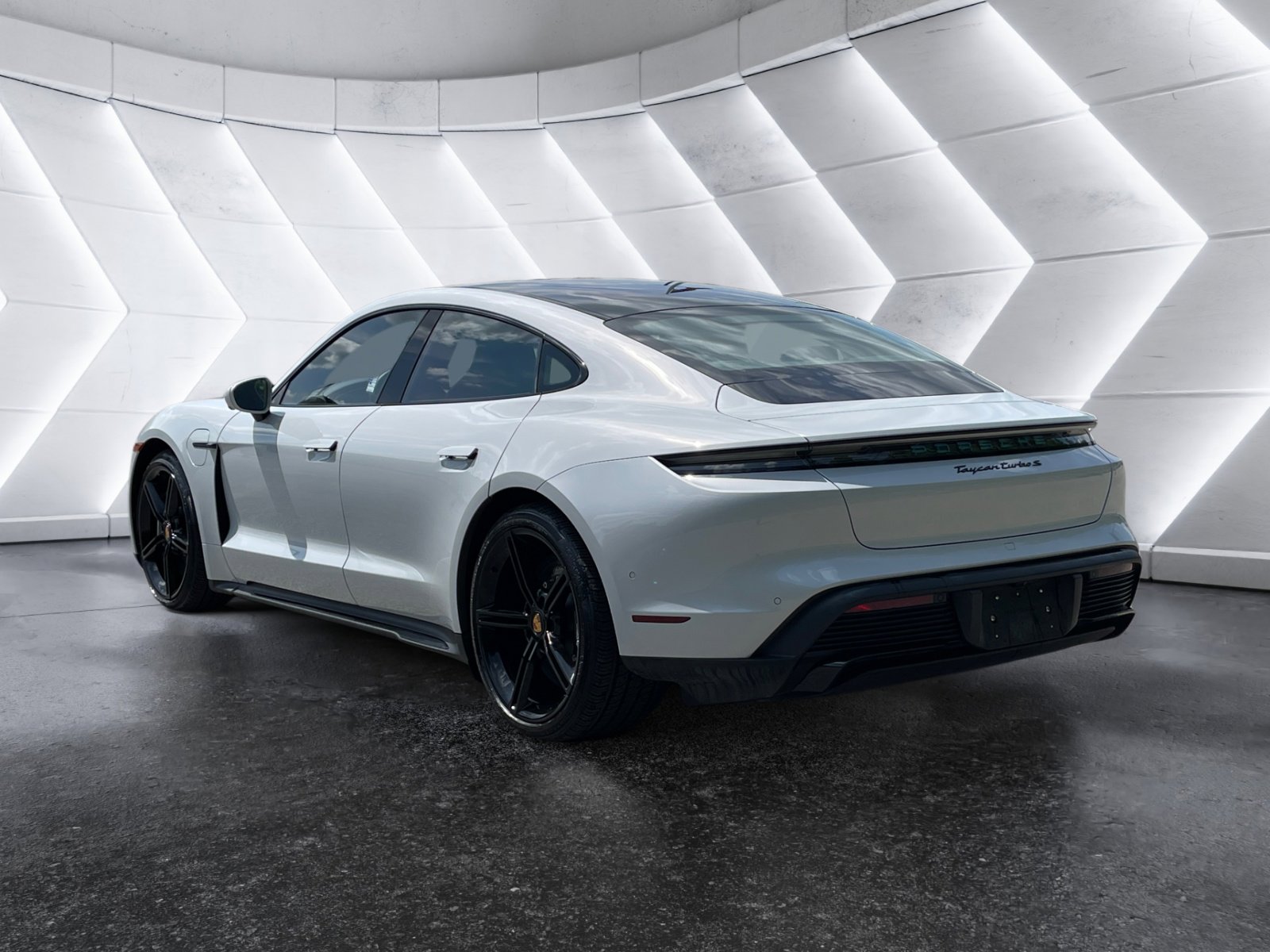 Used 2024 Porsche Taycan image 4