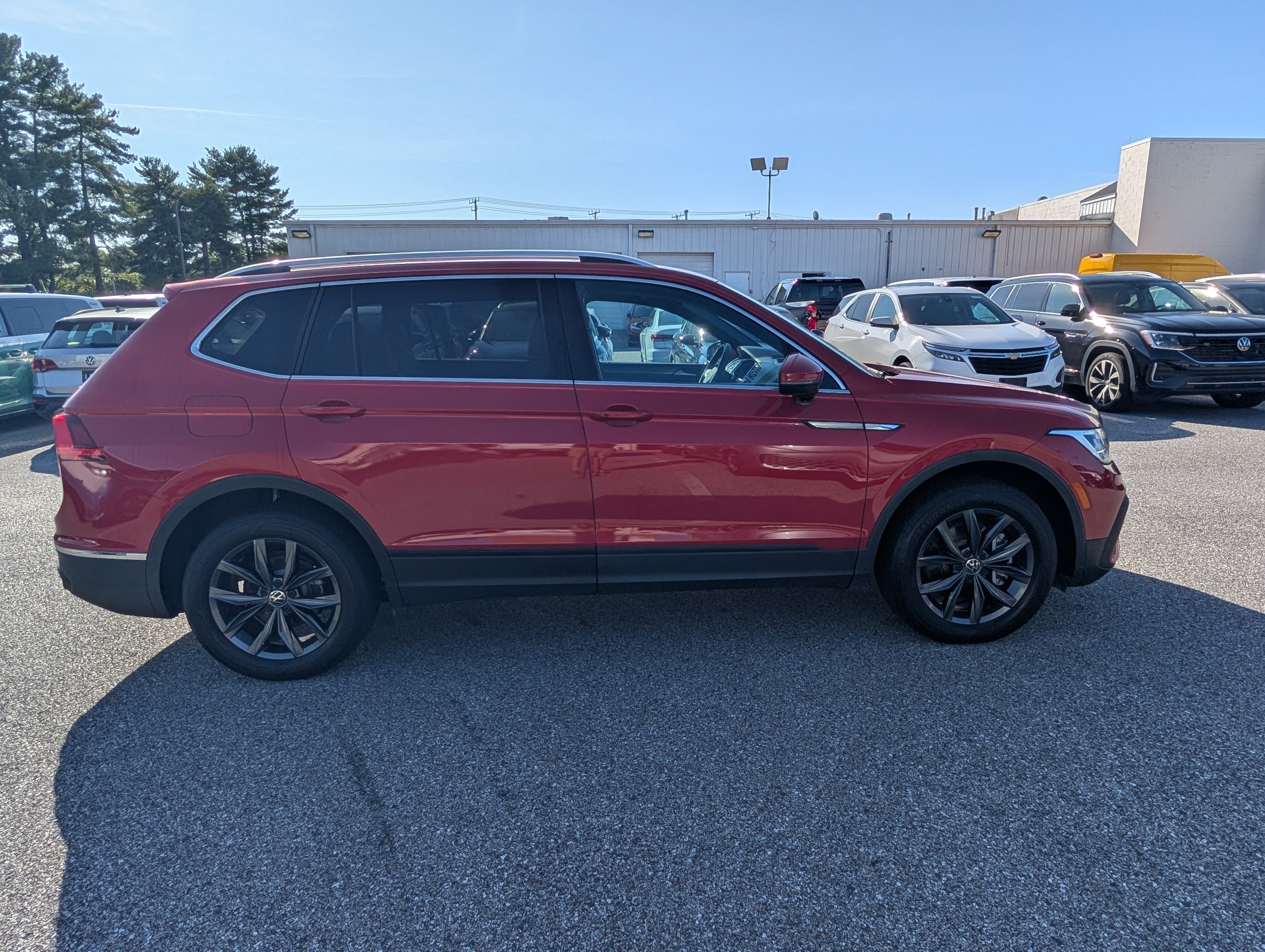 Used 2023 Volkswagen Tiguan SE FWD image 2