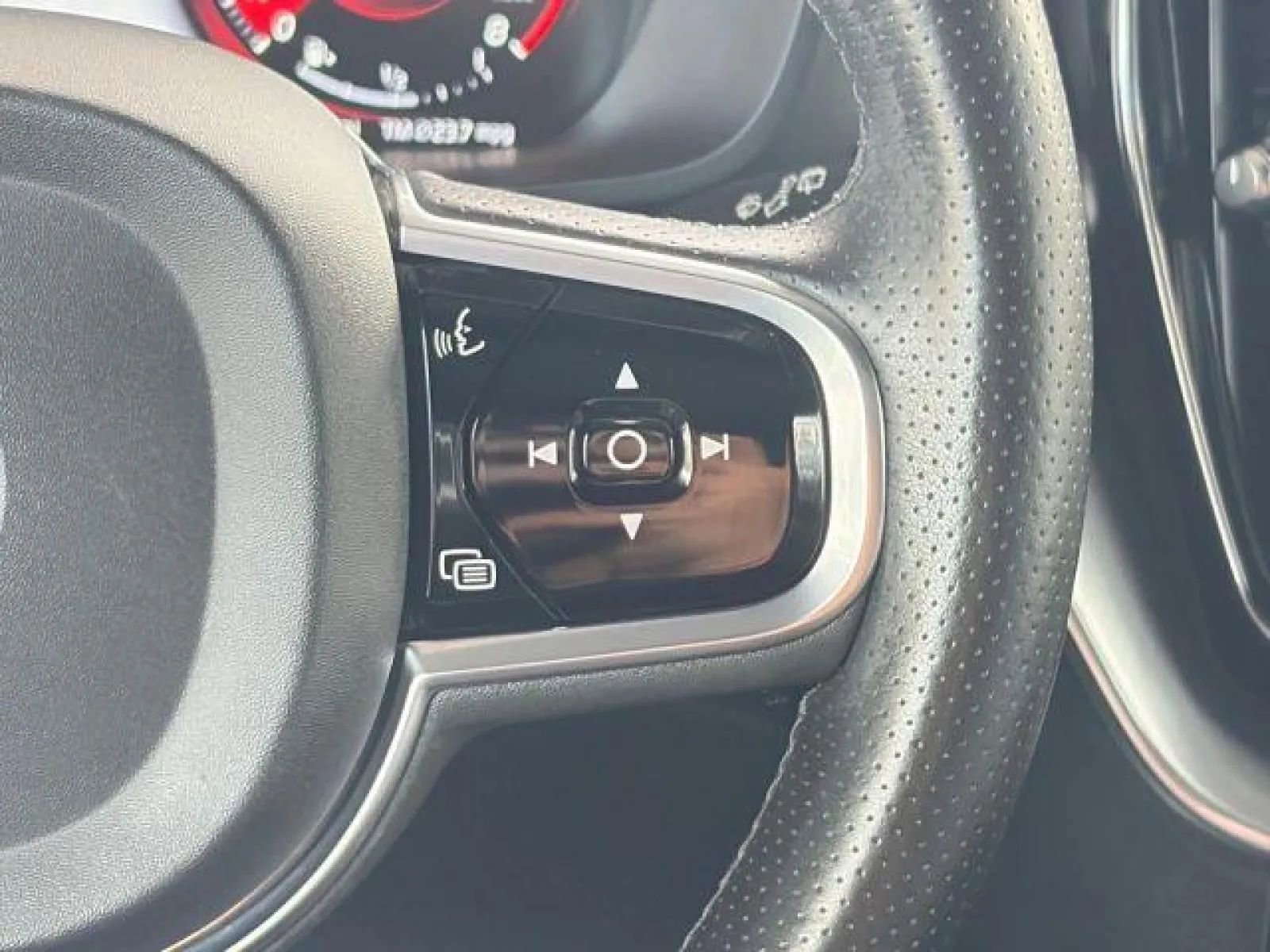 Used 2019 Volvo XC60 T5 Momentum w/ Multimedia Package AWD/4WD image 26